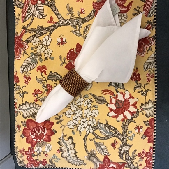 White linen napkins & wicker napkin rings - Picture 6 of 6